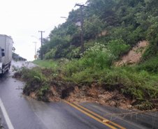 PR-412 em Guaratuba, após queda de barreira