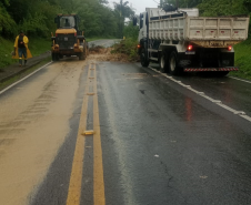 PR-412 em Guaratuba, após queda de barreira