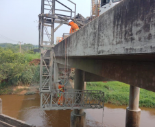 Obra de manutenção da ponte sobre o Rio Xambrê, na PR-490, em Iporã