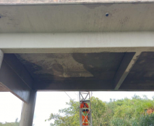 Obra de manutenção da ponte sobre o Rio Xambrê, na PR-490, em Iporã