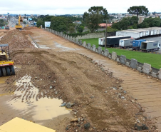 Serviços no viaduto, pista central e vias de acesso