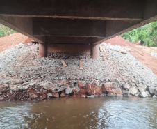 Rocamento dos taludes sob a ponte