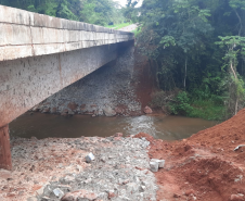 Rocamento dos taludes sob a ponte