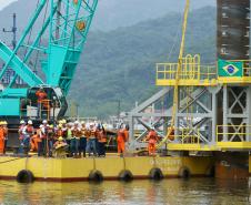 Ponte de Guaratuba: lançamento primeira camisa metálica na baía 
