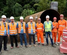 Ponte de Guaratuba: lançamento primeira camisa metálica na baía 