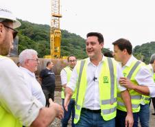 Ponte de Guaratuba: lançamento primeira camisa metálica na baía 
