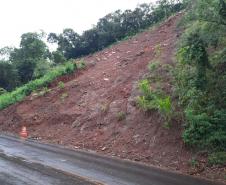 PR-218 entre Realeza e Planalto, escorregamento de terra sobre pista