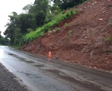 PR-218 entre Realeza e Planalto, escorregamento de terra sobre pista