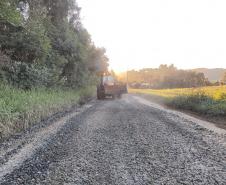 PR-281 em Mallet - cascalhamento de rodovia não-pavimentada