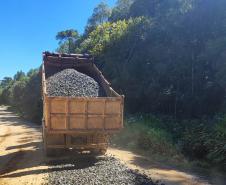 PR-281 em Mallet - cascalhamento de rodovia não-pavimentada