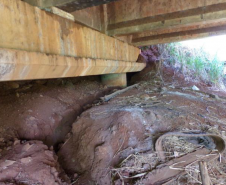 Cabeceira da ponte sobre o ribeirão Bandeirante do Norte