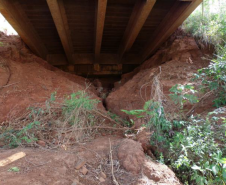 Cabeceira da ponte sobre o ribeirão Bandeirante do Norte