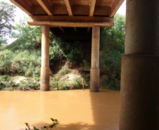 Cabeceira da ponte sobre o ribeirão Bandeirante do Norte