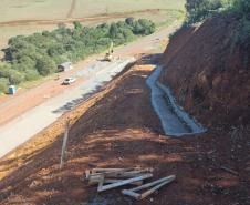 PR-239 obra de recuperação emergencial de talude em Pitanga