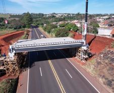 Lançamento de vigas em viadutos da PR-444, já concluído