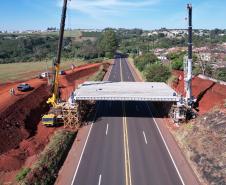 Lançamento de vigas em viadutos da PR-444, já concluído