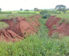 Erosão em terreno próximo à PR-323 em Tapejara