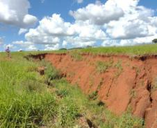 Erosão em terreno próximo à PR-323 em Tapejara