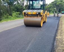 Serviços de conservação na PRC-487 e PR-239 entre Cândido de Abreu e Reserva