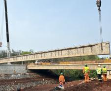 BR-469 lançamento de vigas da nova ponte sobre o Rio Tamanduá