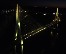 Ponte da Integração Brasil - Paraguai com iluminação amarela
