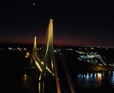 Ponte da Integração Brasil - Paraguai com iluminação amarela