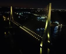Ponte da Integração Brasil - Paraguai com iluminação amarela
