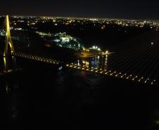 Ponte da Integração Brasil - Paraguai com iluminação amarela
