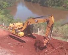 Viaduto da PR-445 passando por remoção de material