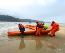 Treinamento para emergências ambientais marítimas na Ponte de Guaratuba