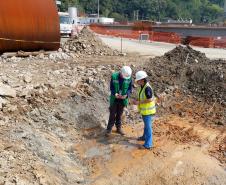 Atividades de arquéologo no canteiro de obras da Ponte de Guaratuba