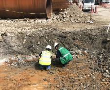 Atividades de arquéologo no canteiro de obras da Ponte de Guaratuba