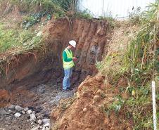 Atividades de arquéologo no canteiro de obras da Ponte de Guaratuba