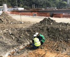 Atividades de arquéologo no canteiro de obras da Ponte de Guaratuba