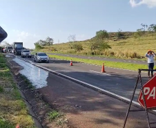 PR-445 com pare-e-siga na altura do viaduto de acesso para Irerê