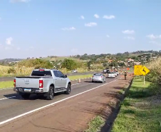 PR-445 com pare-e-siga na altura do viaduto de acesso para Irerê