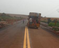 PR-457 Ponte sobre o Rio Ivaí recebendo sinalização antes de ser liberada