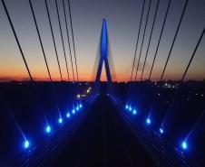 Ponte da Integração Brasil - Paraguai com iluminação azul