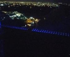 Ponte da Integração Brasil - Paraguai com iluminação azul