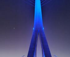 Ponte da Integração Brasil - Paraguai com iluminação azul