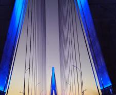 Ponte da Integração Brasil - Paraguai com iluminação azul