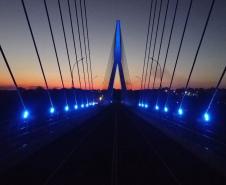 Ponte da Integração Brasil - Paraguai com iluminação azul