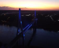 Ponte da Integração Brasil - Paraguai com iluminação azul