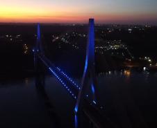 Ponte da Integração Brasil - Paraguai com iluminação azul
