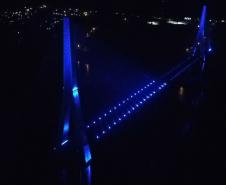 Ponte da Integração Brasil - Paraguai com iluminação azul