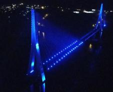Ponte da Integração Brasil - Paraguai com iluminação azul