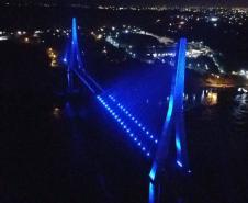 Ponte da Integração Brasil - Paraguai com iluminação azul