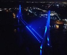 Ponte da Integração Brasil - Paraguai com iluminação azul
