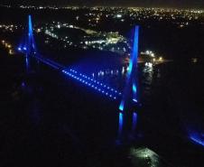 Ponte da Integração Brasil - Paraguai com iluminação azul