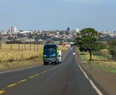 Ônibus em rodovia